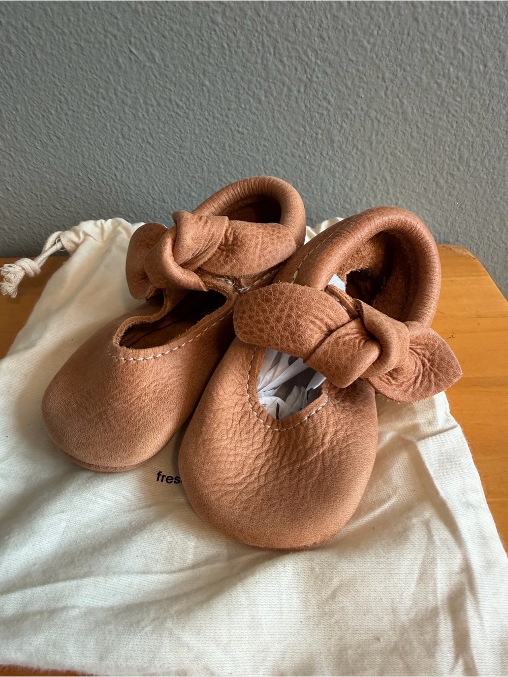 Freshly Picked Leather Bow Moccasins - Size 5